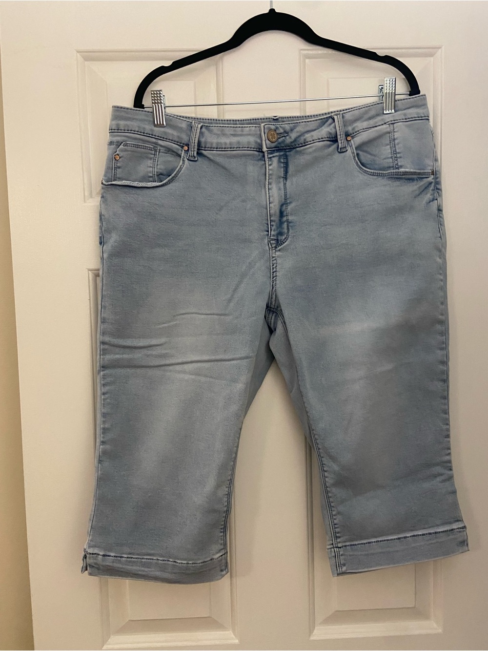 Laurie Felt Light Wash Blue Denim Cropped Stretch Capri Pedal Pusher Jeans